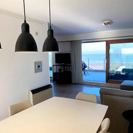 Attic With Coastal Views, Cleaning Included Lägenhet *