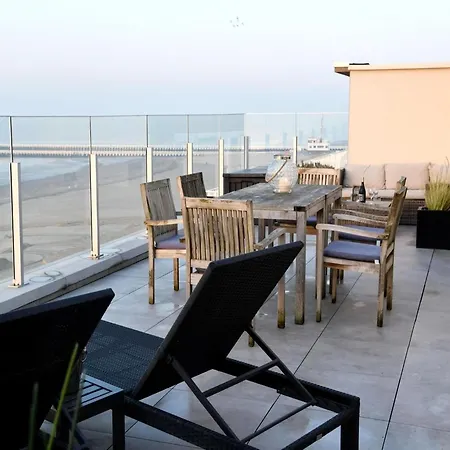 Attic With Coastal Views, Cleaning Included Lägenhet